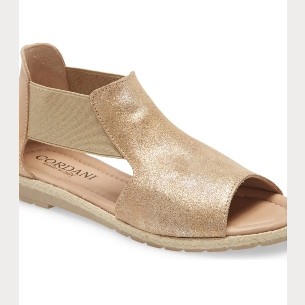Cordani soft metallic gold peep toe flat sandals. EU 38